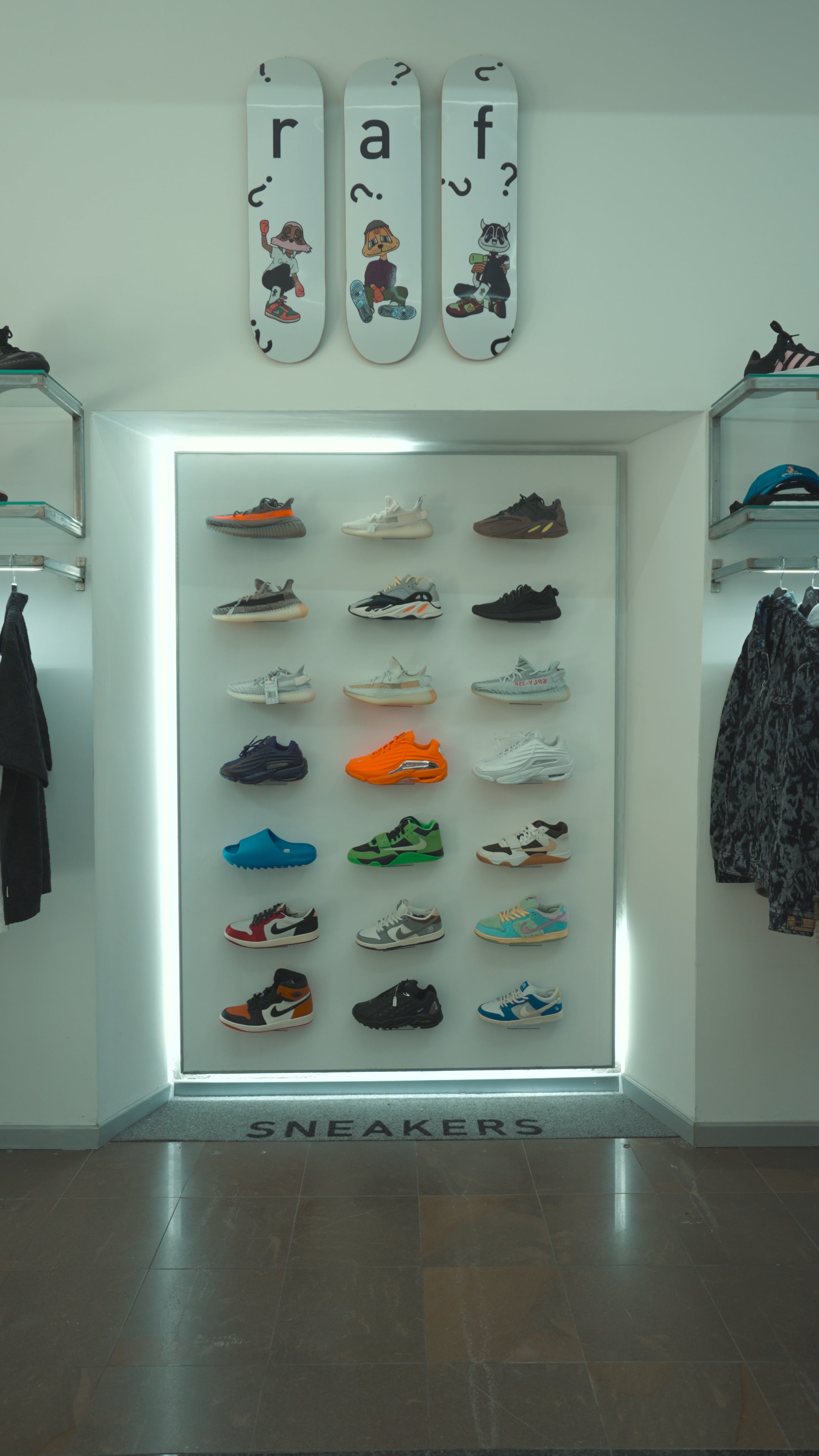 Carica il video: RAF SNEAKERS OUTFIT